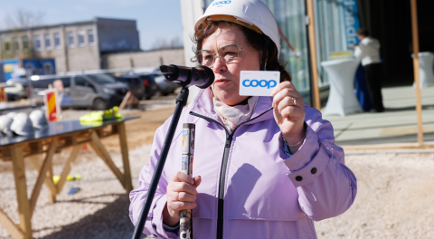 Narva kerkiv esimene uue formaadi Coopi kauplus sai täna nurgakivi ning saavutas täiskõrguse