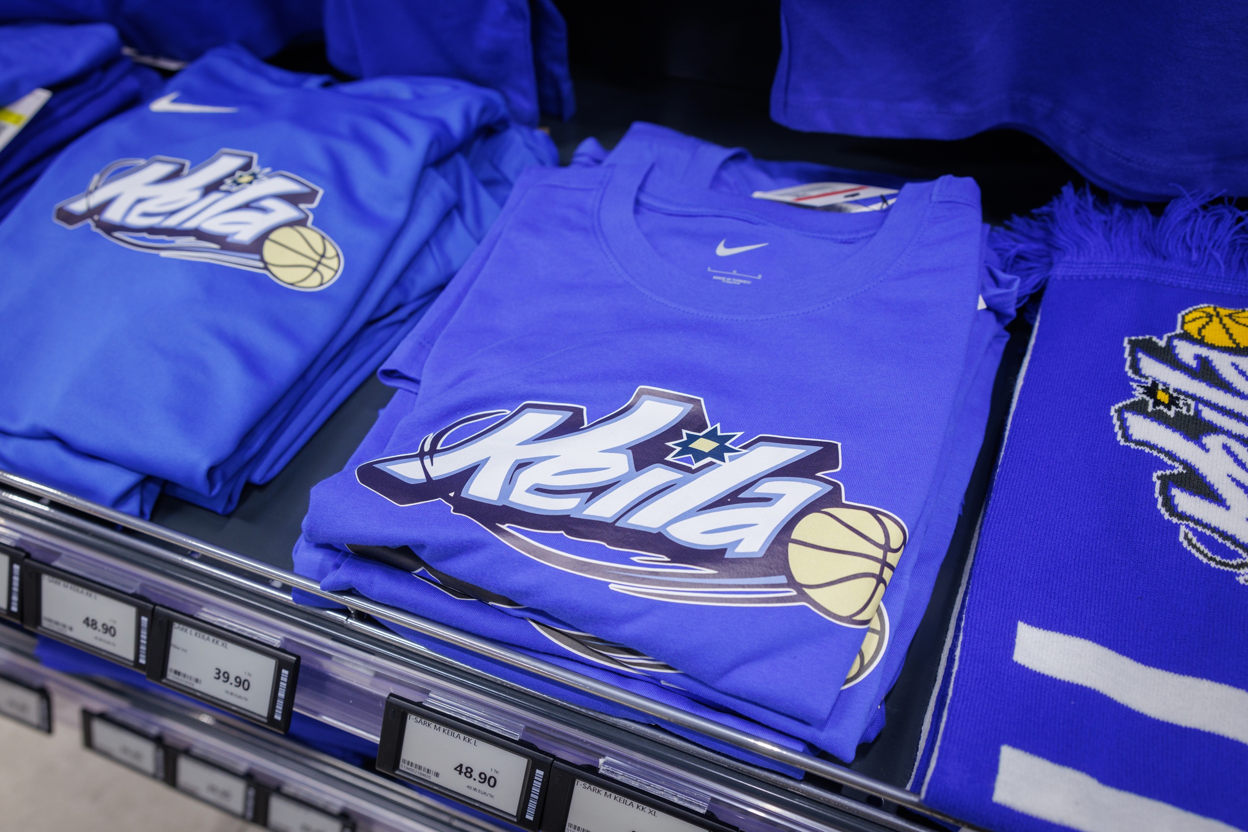 Äsja avatud Keila Maksimarketist leiab ka kohaliku korvplalliklubi fännitoodete riiuli. Foto: Andras Kralla