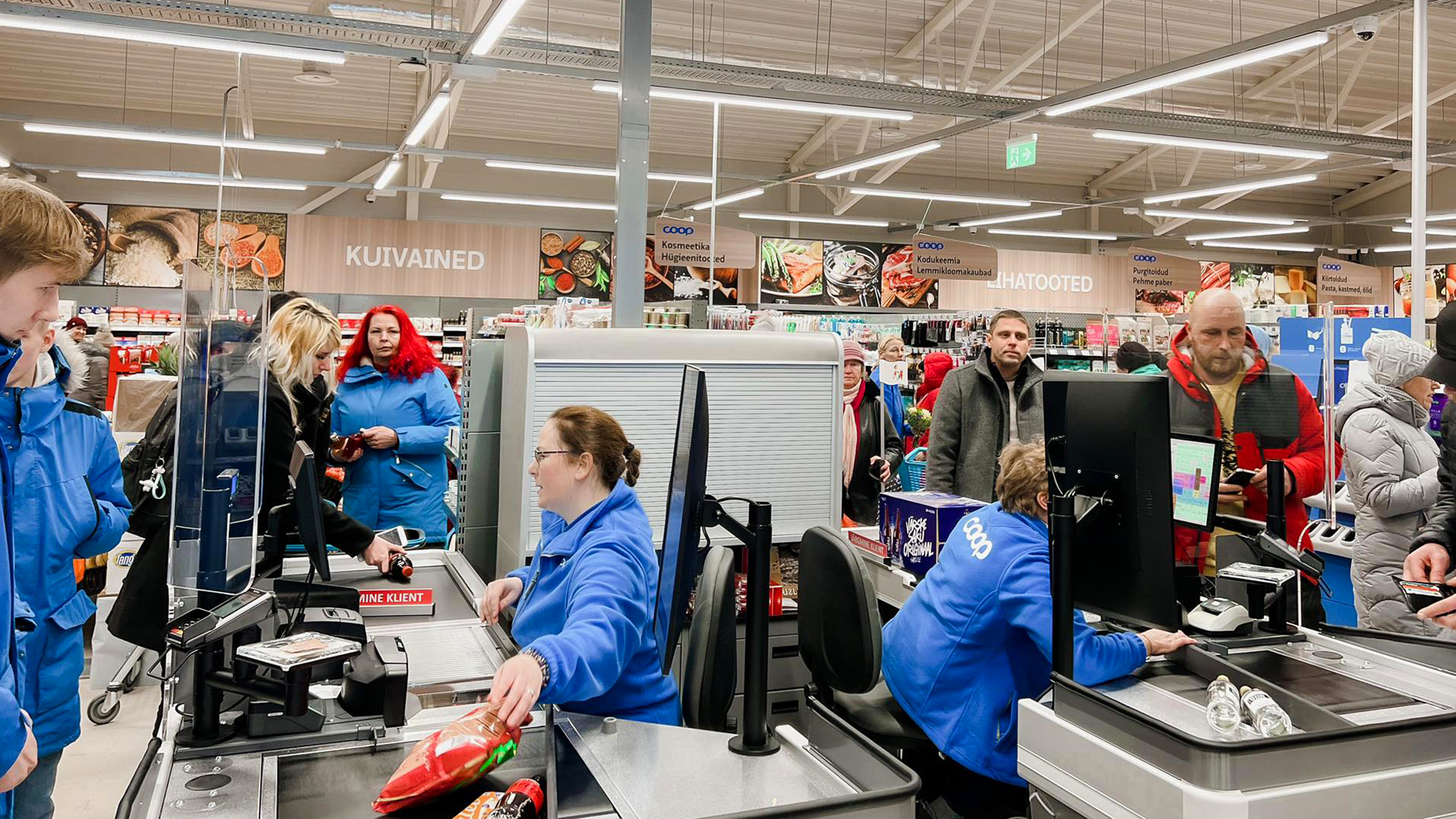 Kliendid tutvumas Kanepi Coop Konsumiga avamispäeval