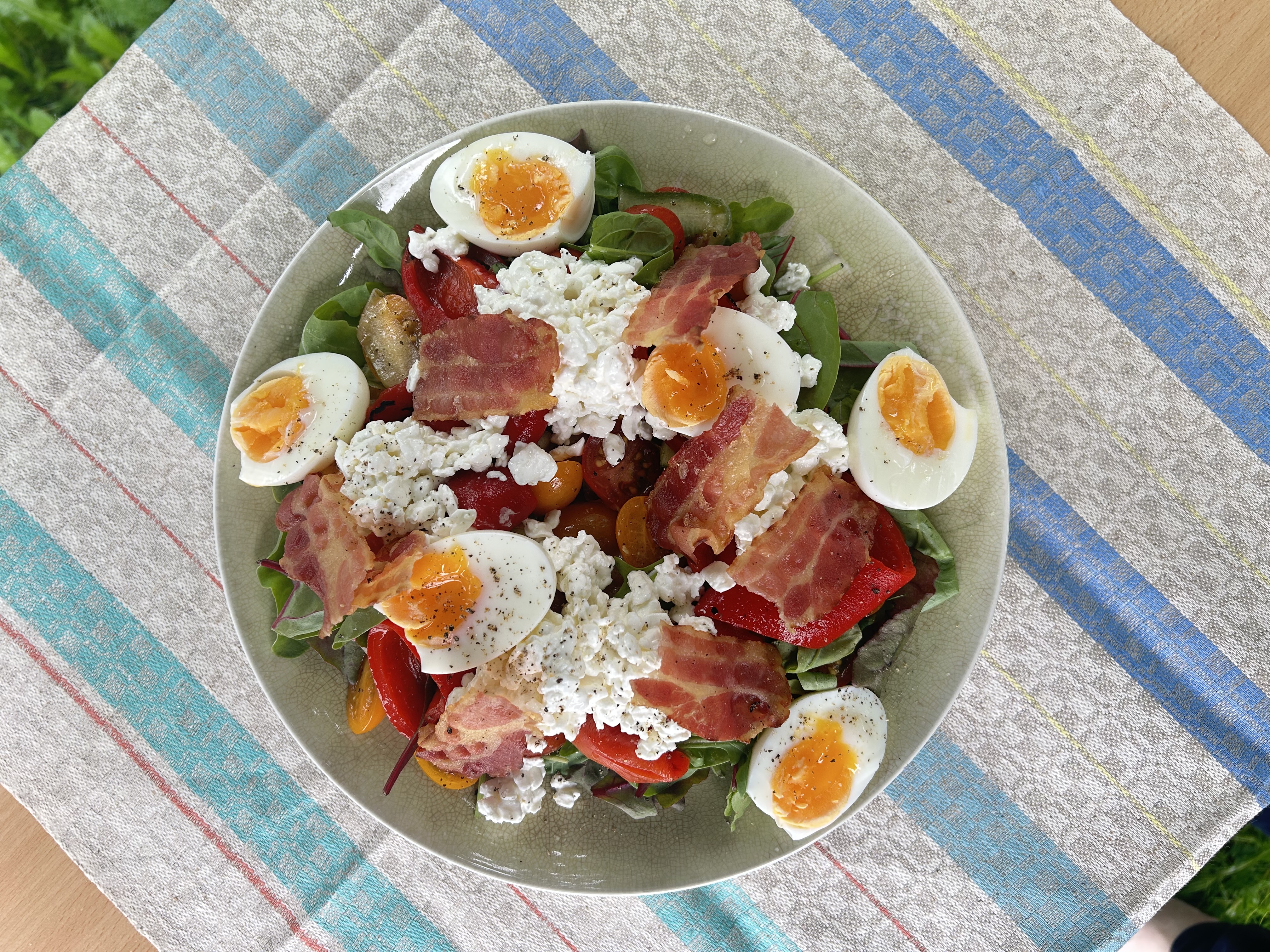 Värske salat muna ja peekoniga
