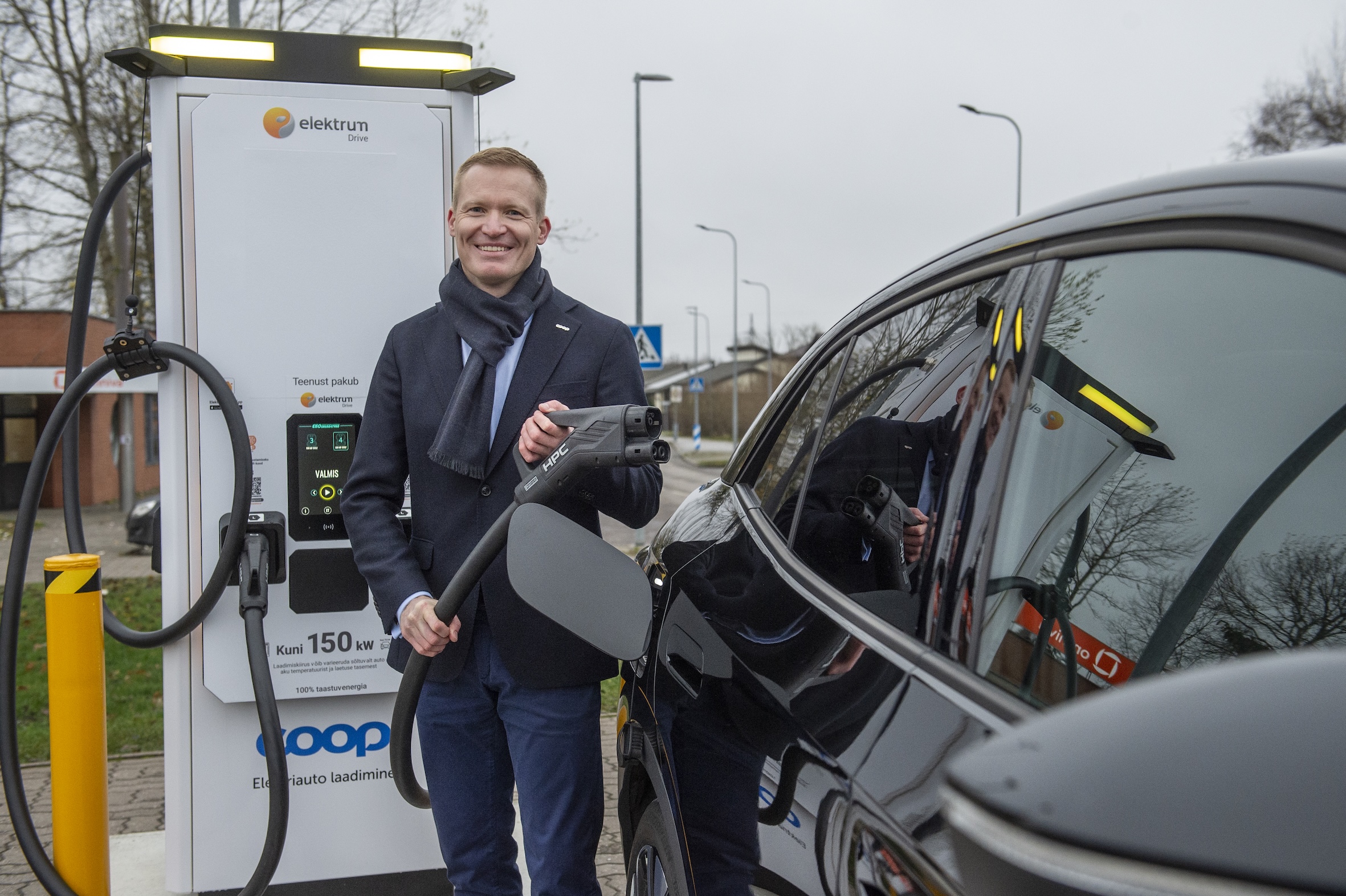 Coop Eesti Keskühistu juhatuse liige Veiko Haavapuu värsketl avatud Jüri Konsumi laadimisjaama juures. Foto: Vallo Kruuser
