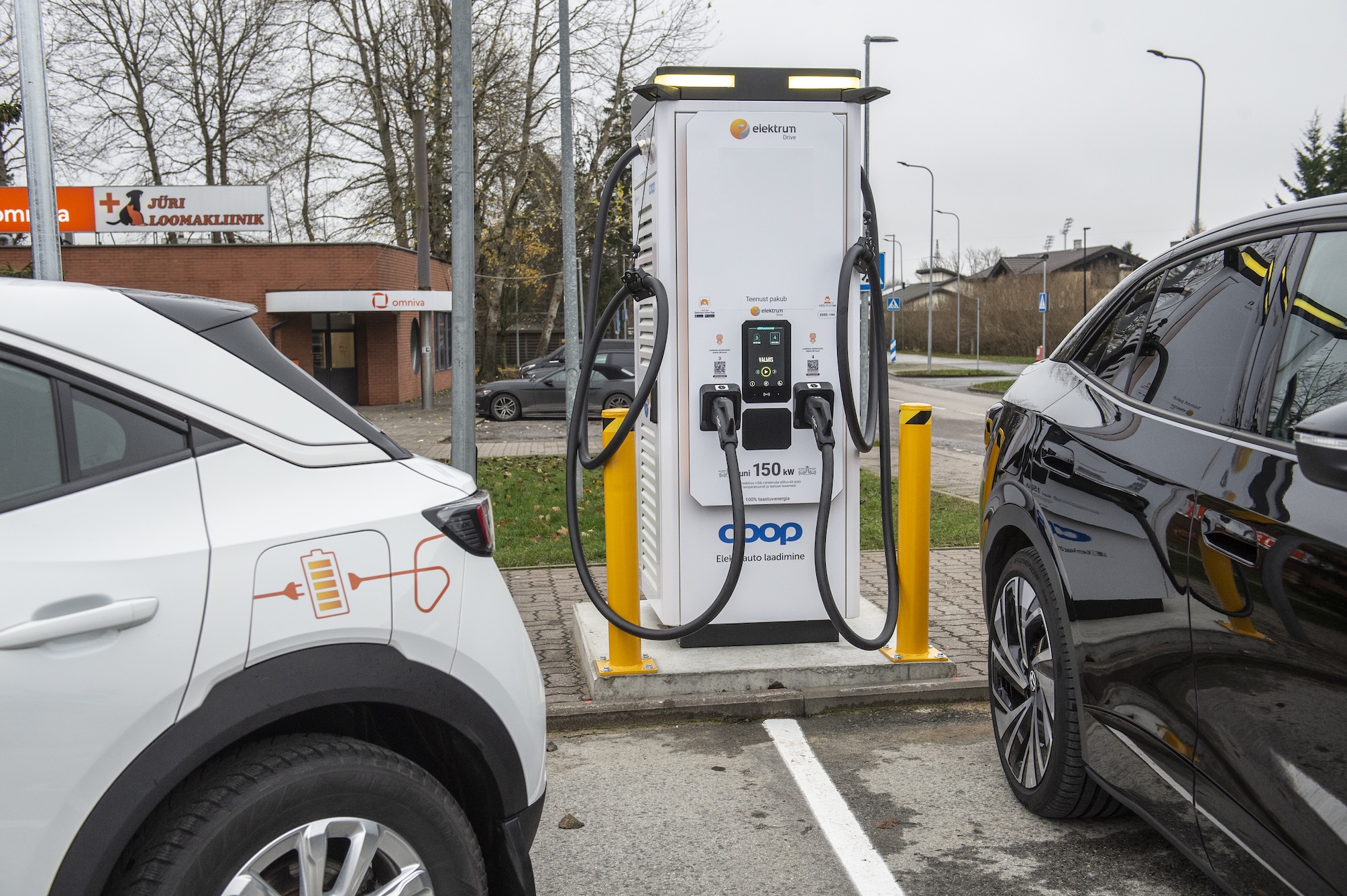 Coopi ja Elektruim ühine laadimisjaam Jüri Konsumi juures, mis alustas tööd 3. novembrist. Foto: Vallo Kruuser