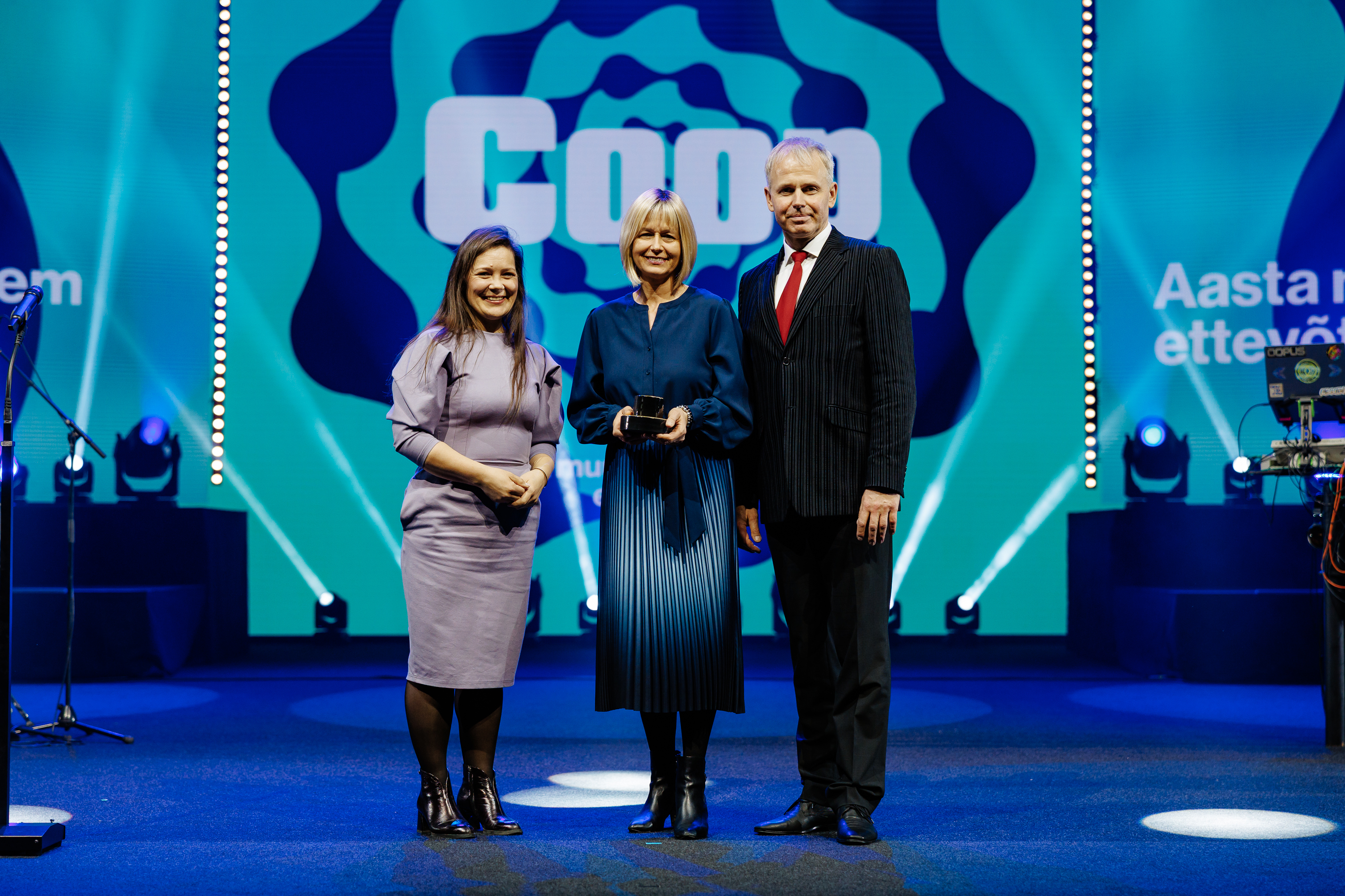 Coopi nimel võtsid auhinna vastu keskühistu turundusjuht Kaili Kahl (keskel) ja kommunikatsioonijuht Siiri Liiva (vasakul).