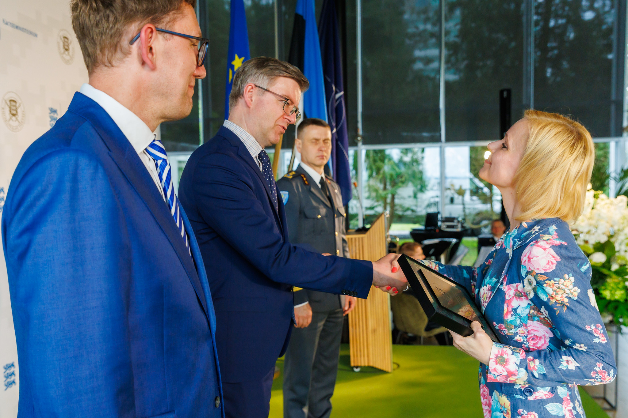 Riigikaitse toetaja tunnustuse andsid Coopi personalidirektorile Kerstin Jaanile üle peaminister Kristen Michal ja kaitseministeeriumi kantsler Kaimo Kuusk.
