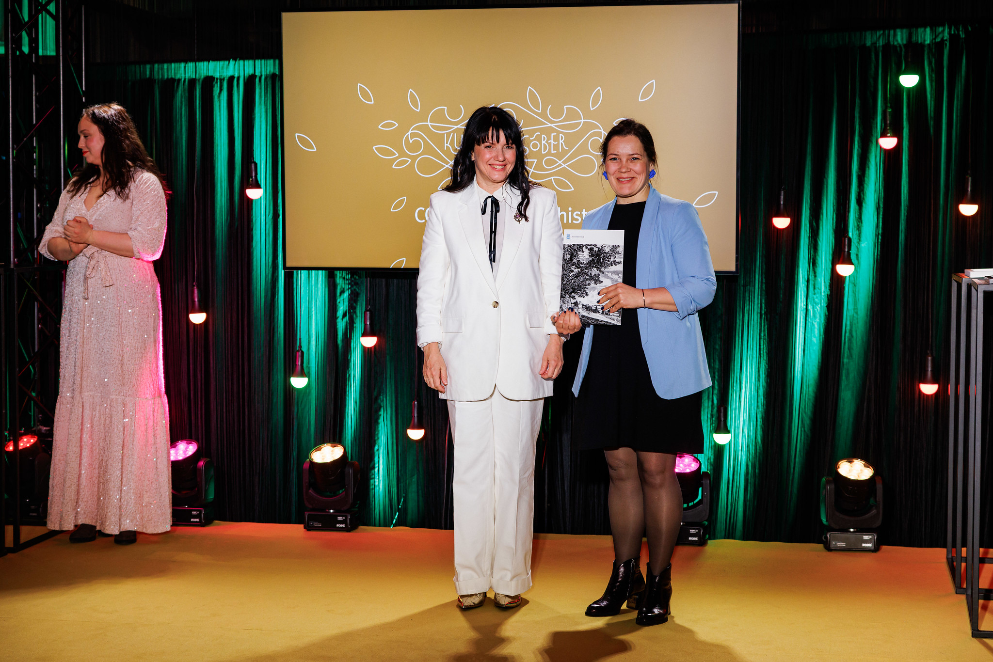 Coopile andis tunnustuse üle kultuuriminister Heidy Purga (vasakul). Selle võttis vastu kommunikatsioonijuht Siiri Liiva.