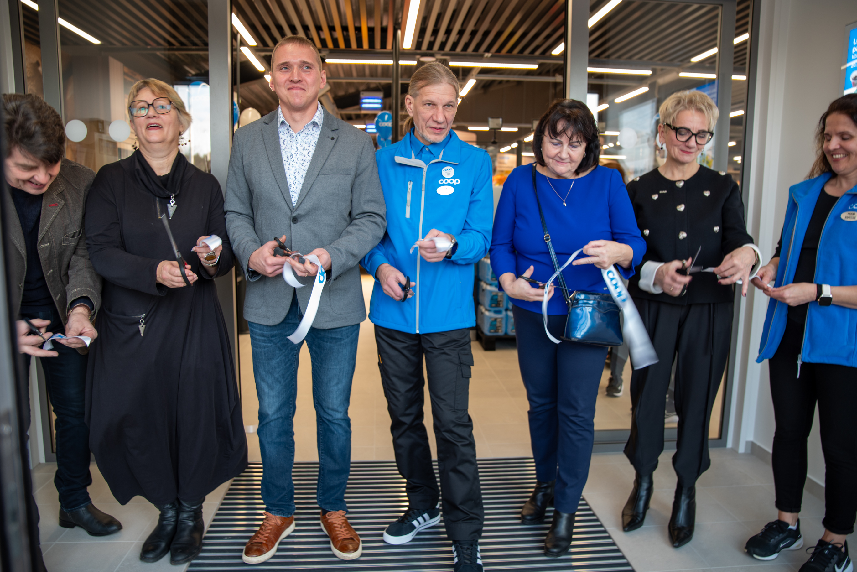 Leisi Konsum sai täna avatud lindilõikamisega.