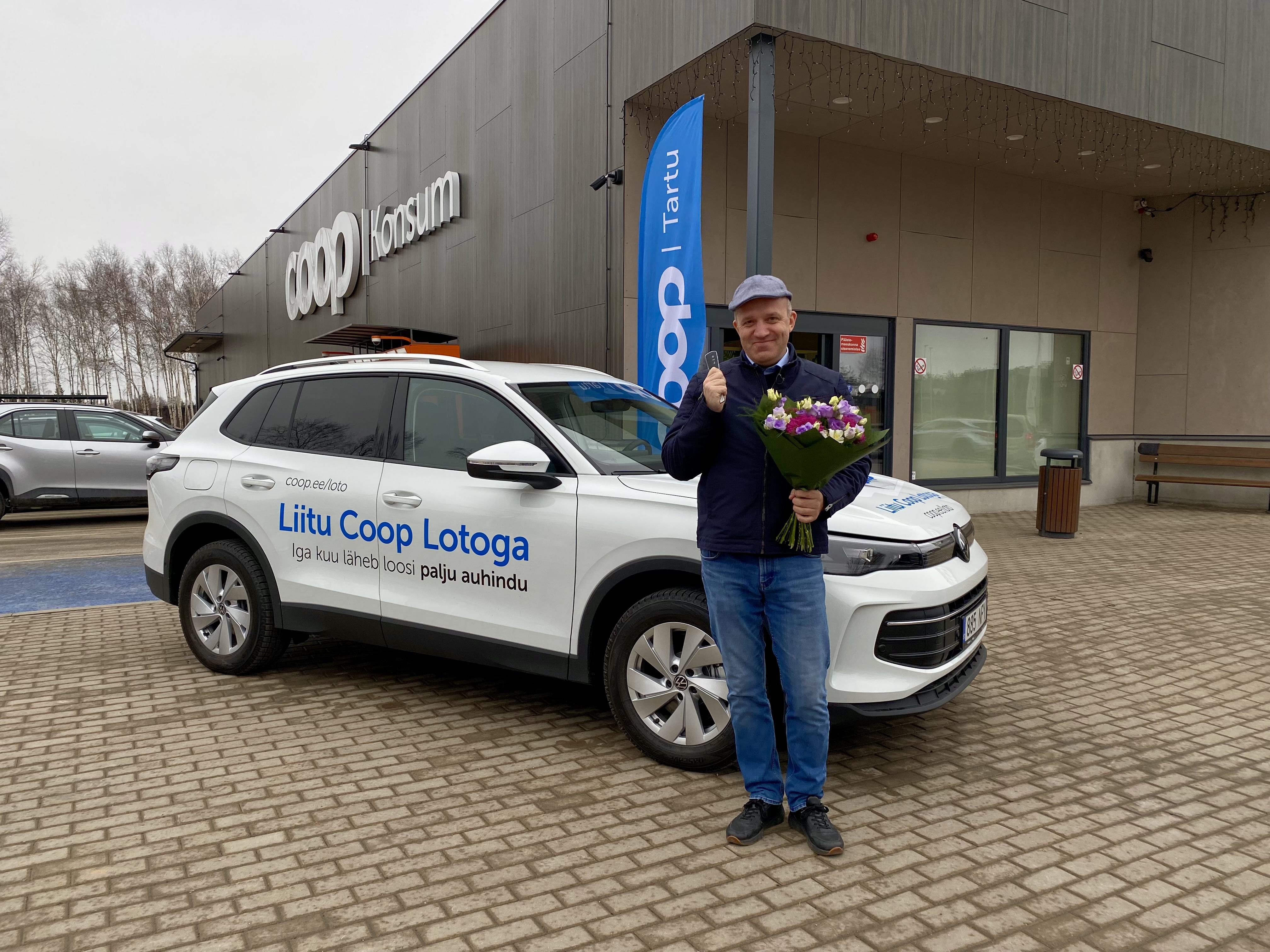 Coop Loto värskeim autovõitja sai autovõtmed kätte Kaasiku Konsumi ees Tartumaal.