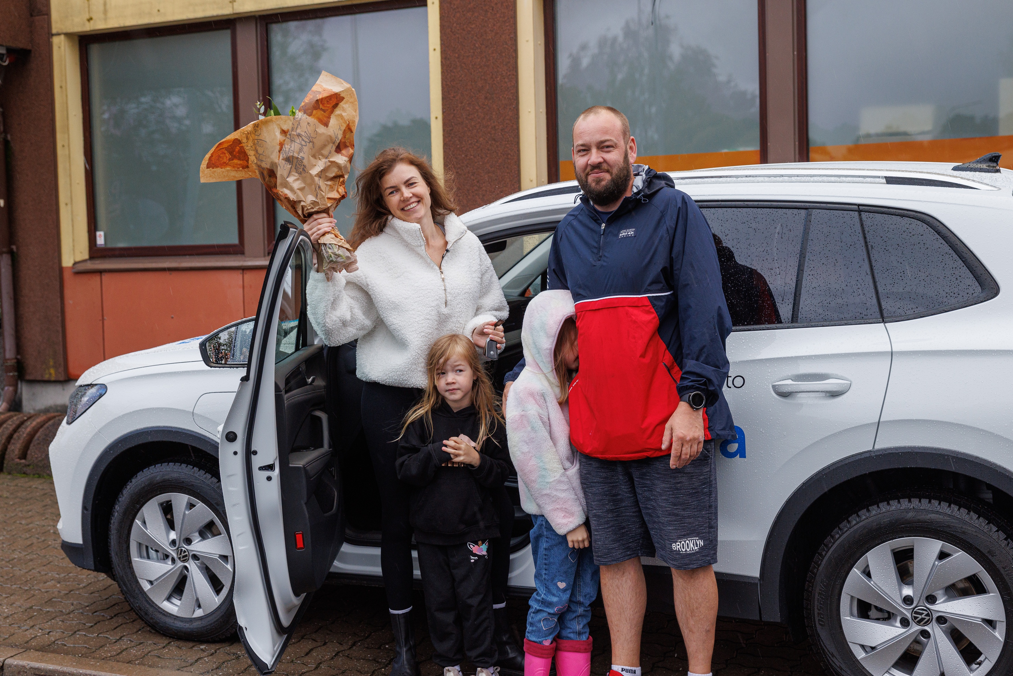 Coop Loto 80. loosiauto võtmeid vastu võtma tulnud Kairit saatis terve pere.