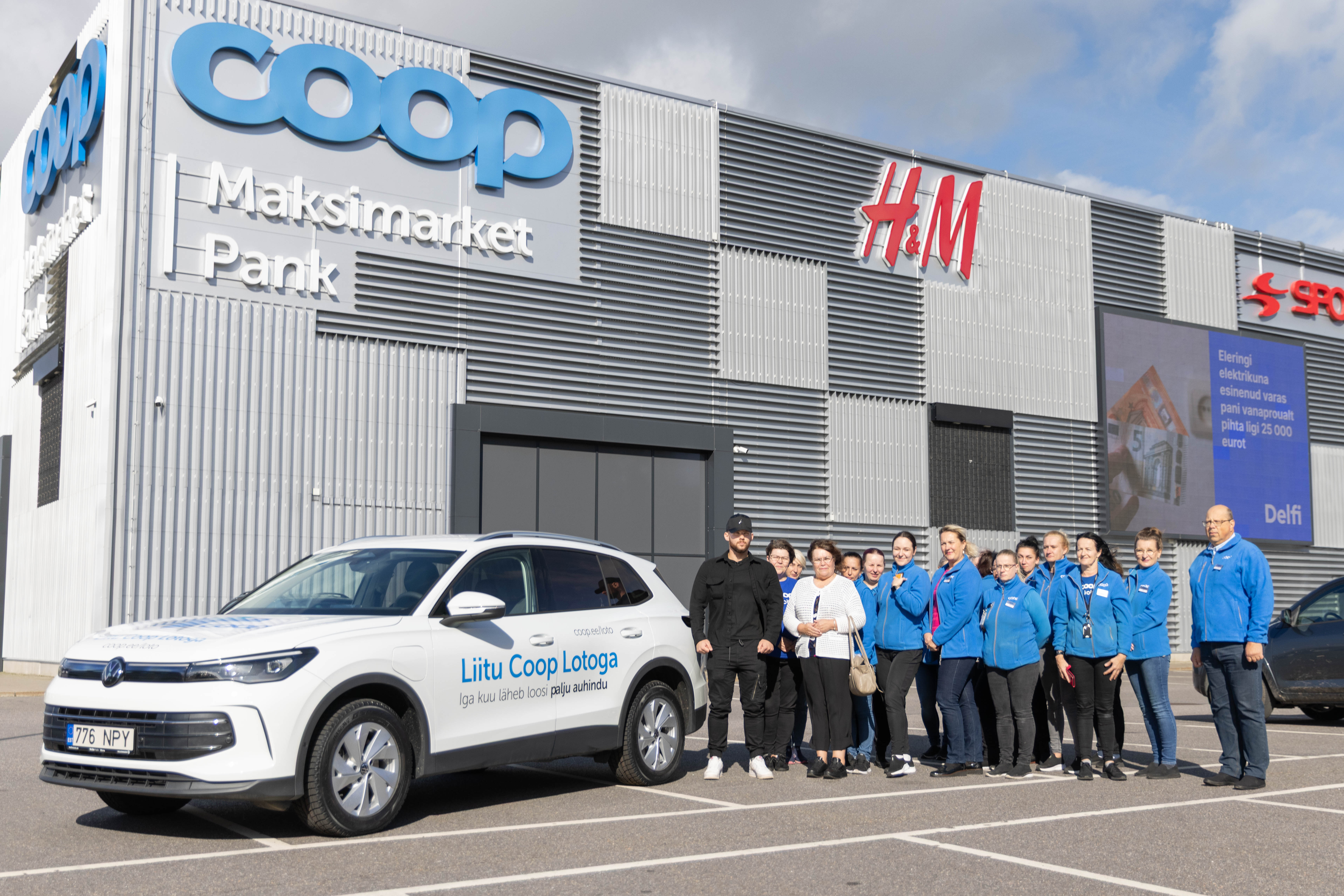 Coop Loto 81. autovõitjat õnnitles ka suur osa Jõhvi Maksimarketi töötajatest.