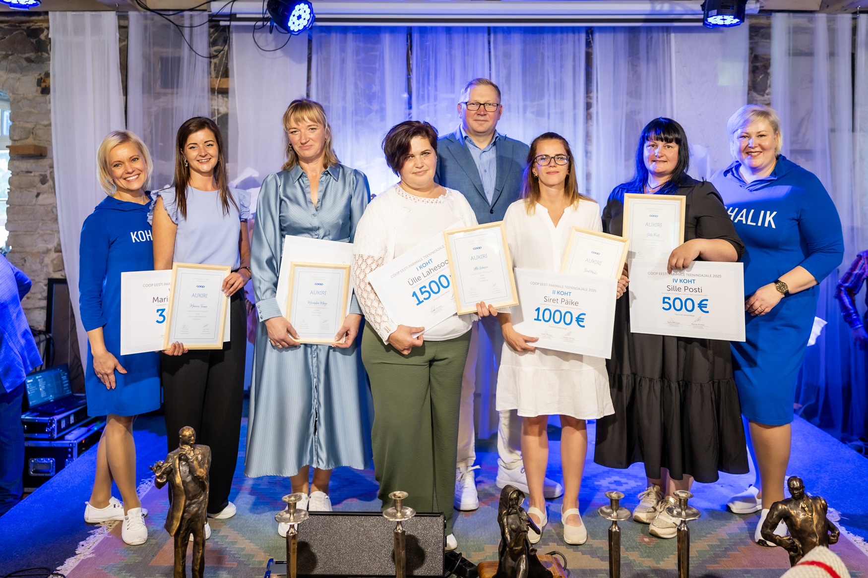 Coopi 2025. aasta parimad teenindajad koos personalidirektori Kerstin Jaaniga, Coop Eesti juhatuse esimehe Rainer Rohtla ja koolitusjuhi Ruta Vainaruga.