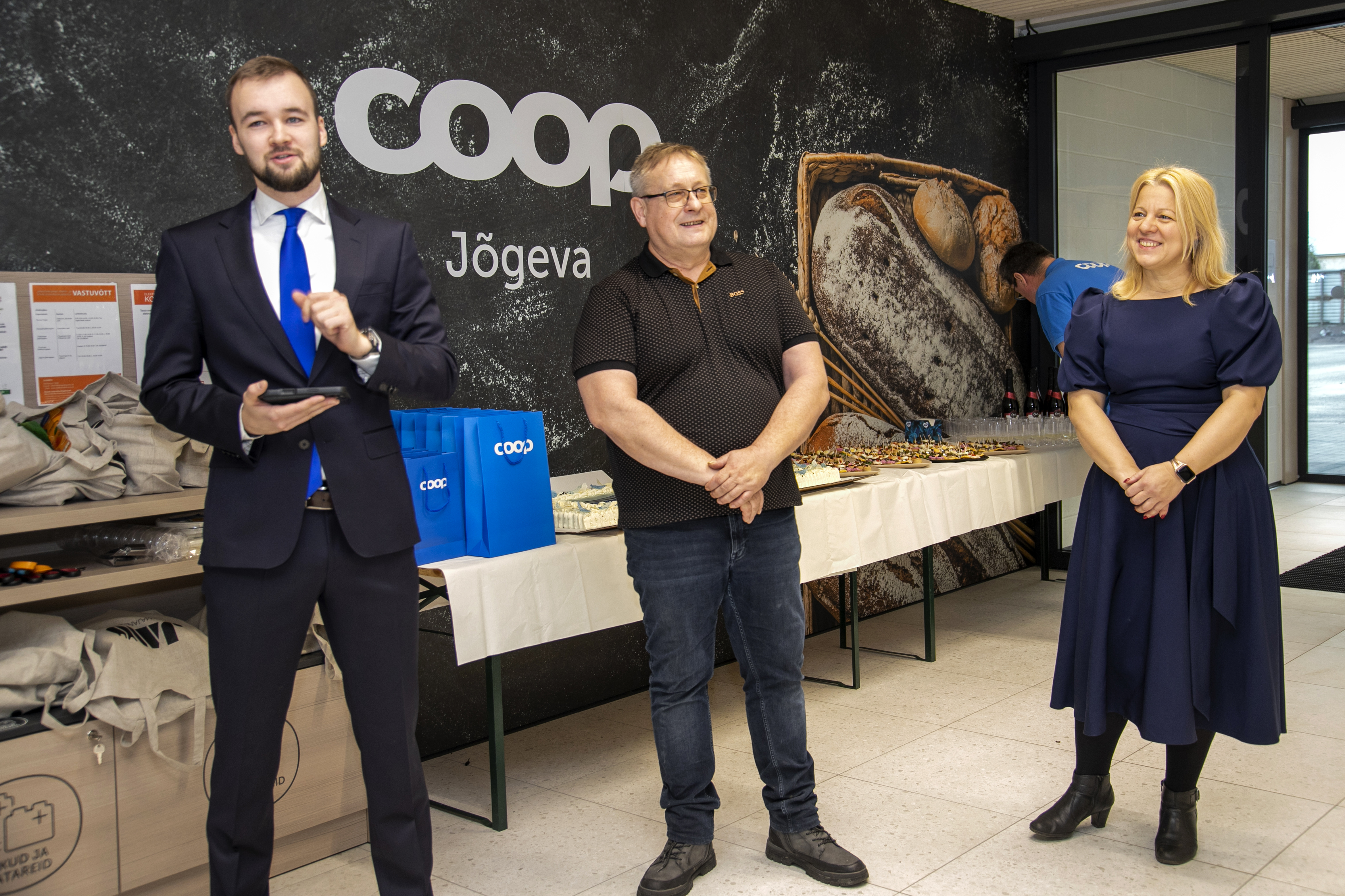 Coop Jõgeva Põltsamaa kaupluse avasid ühistu juht Georg Caius Kutsar (vasakul) ja kaubandusjuht Raili Paas (paremal).