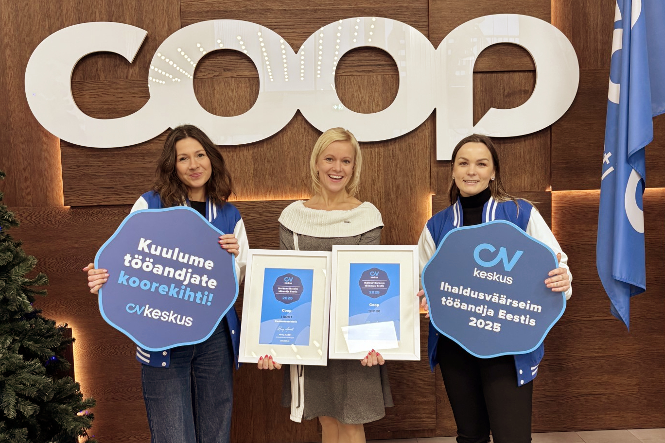 Kaubandussektori ihaldusväärseima tööandja tiitli võttis CVKeskus.ee esindajatelt vastu Coop Eesti Keskühistu personalidirektor Kerstin Jaani (keskel).