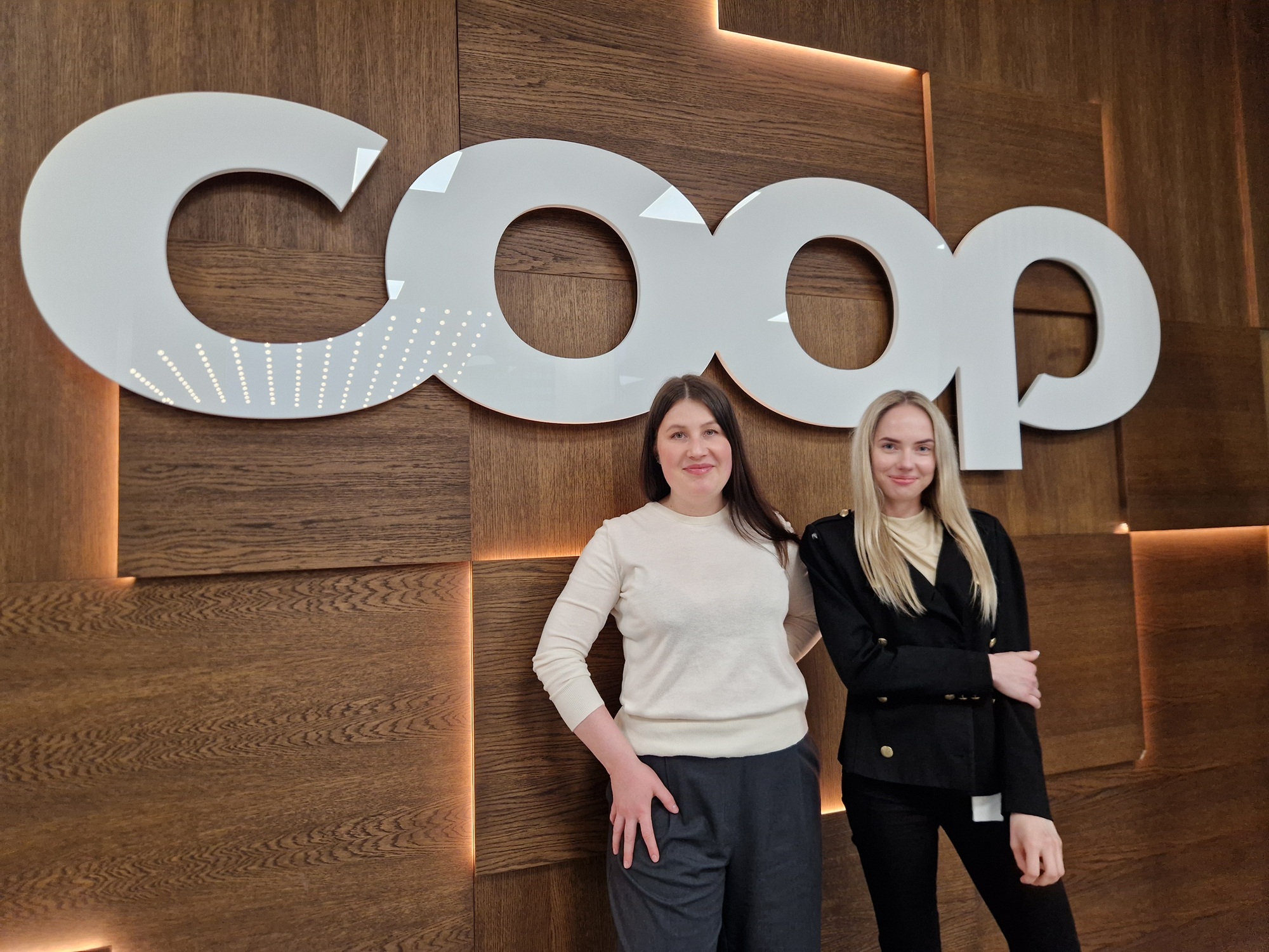 Coopi turundustiimiga liitus Kaie Sepp (vasakul) ja Meriliis Ilves (paremal).