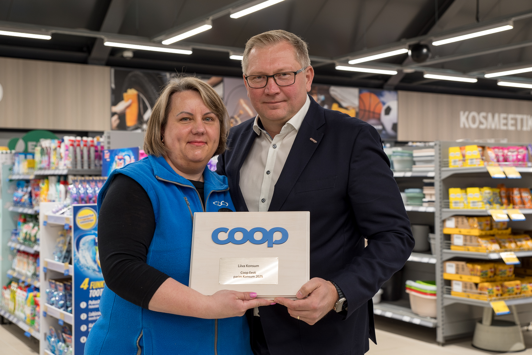 Coop Eesti Keskühistu juhatuse esimees Rainer Rohtla andis 13. aprillil Liiva Konsumile üle 2025. aasta parima Konsumi autahvli. Foto: Coop Saaremaa