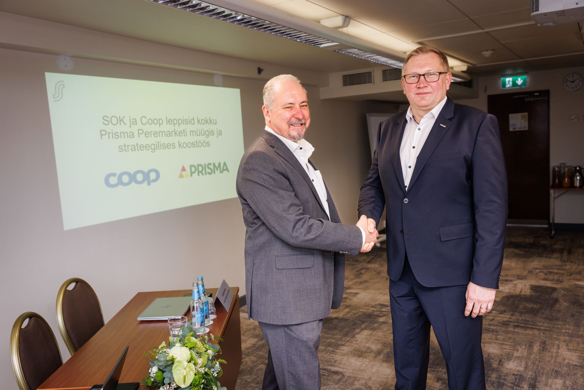 Prisma Peremarketi juhatuse esimees Ilkka Alarotu ja Coop Eesti Keskühistu juhatuse esimees Rainer Rohtla 7. aprillil tehingu avalikustamisel. Foto: Andras Kralla