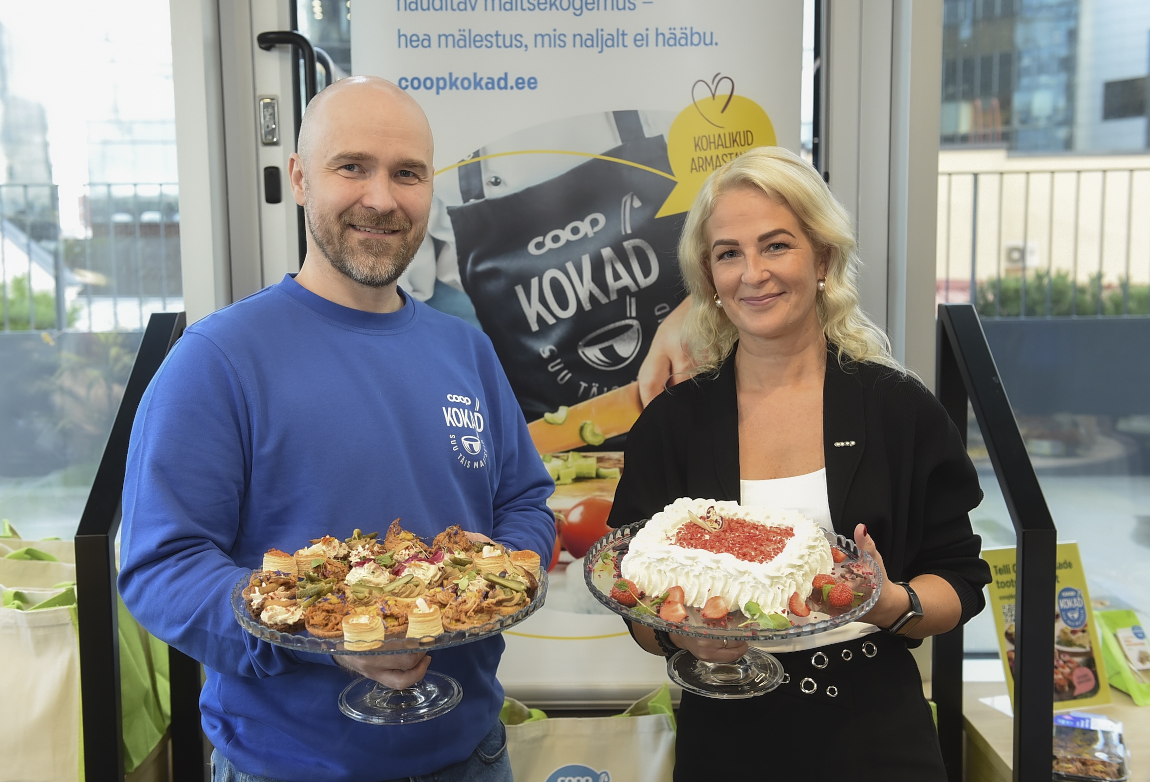 Coop Kokkade peakokal Märt Metsallikul ja tootmisüksuse juhil Reliia Kärol on põhjust rõõmustamiseks: käive kasvab korralikult. Foto: Vallo Kruuser