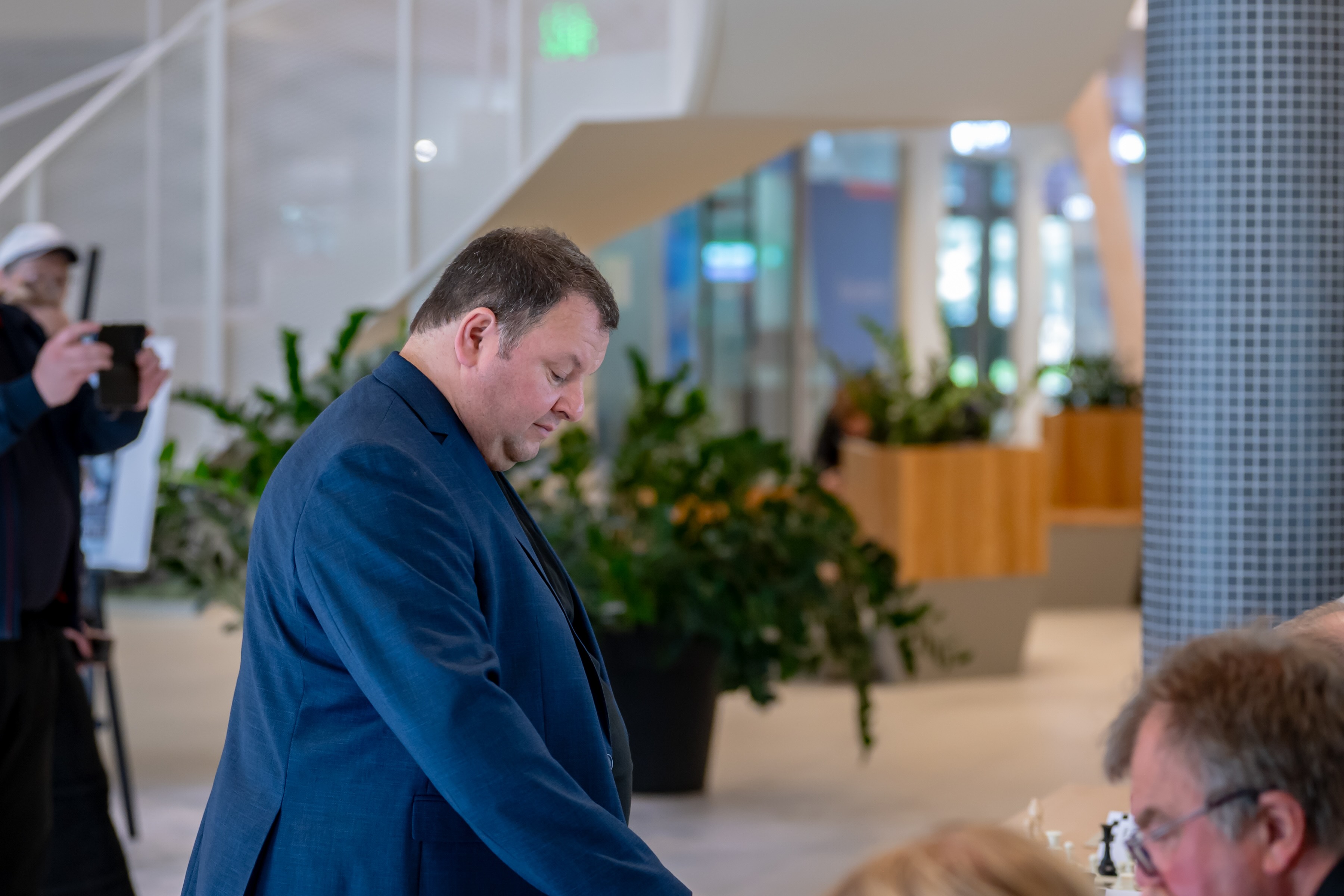 Saksamaa suurmeister Daniel Fridman andis neljapäeva, 21. mai õhtul simultani kohalikele mängijatele. Foto: Allan Mehik