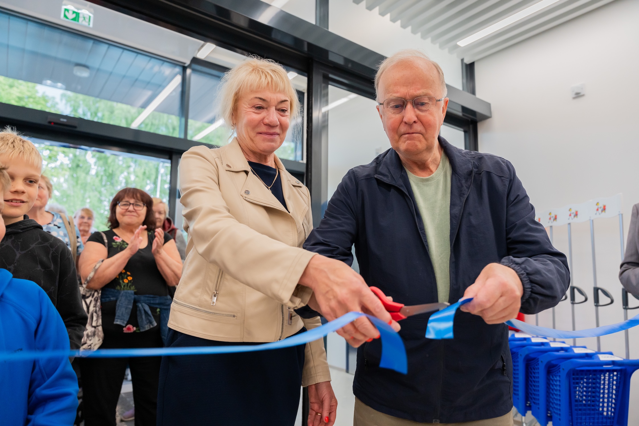 Vändra Tarbijate Ühistu juhatuse esimees Gersti Kont avas 15. juunil Selja Konsumi piduliku lindilõikamisega. Foto: Egon Ligi