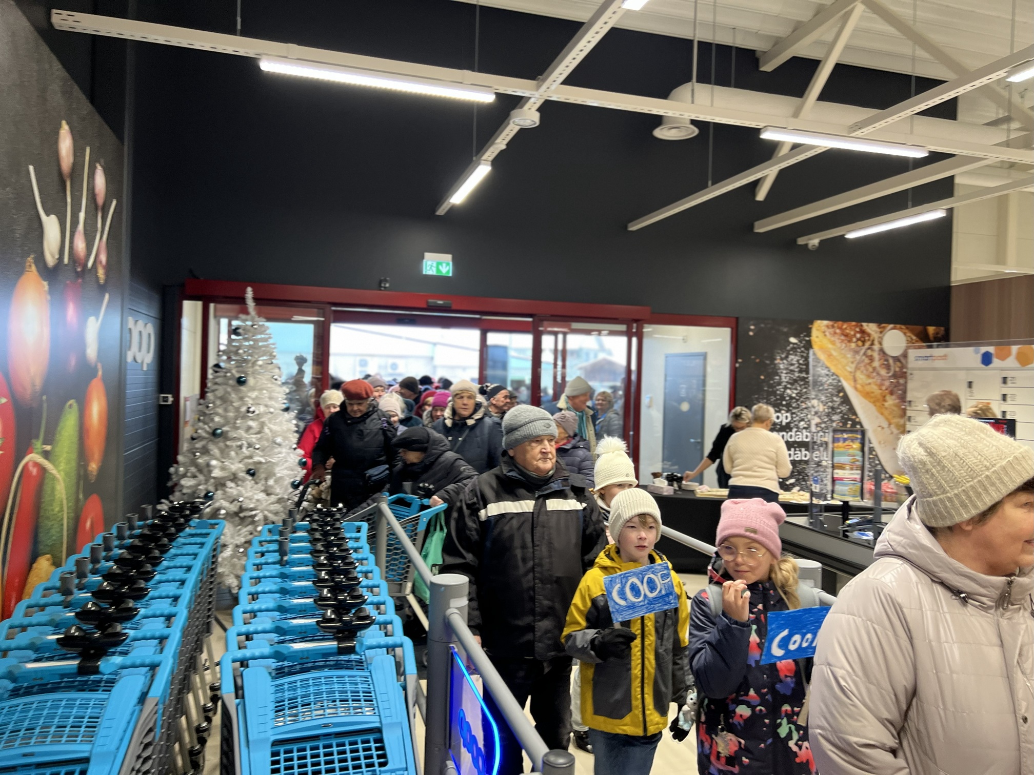 Uue Värska Konsumi avamine tõi kohale rahvamassid, sh lapsed isejoonistatud Coopi lippudega.