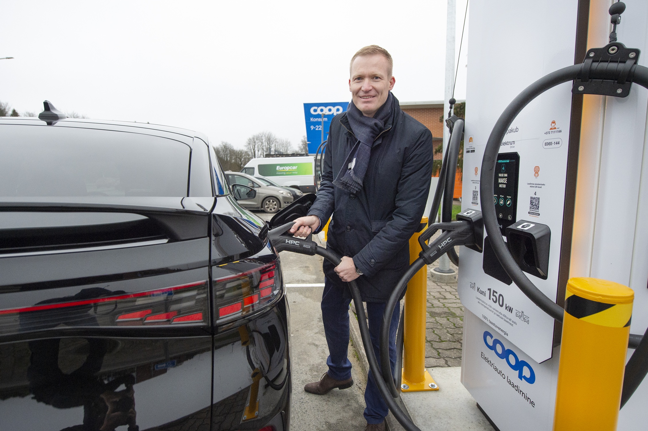 Coop Eesti Keskühistu juhatuse liige Veiko Haavapuu näitab Jüri Konsumi juures ka mujale Coopi poodide juurde rajatavaid kiir- ja ülikiirlaadijaid, mis jõuavad järjest üle Eesti.