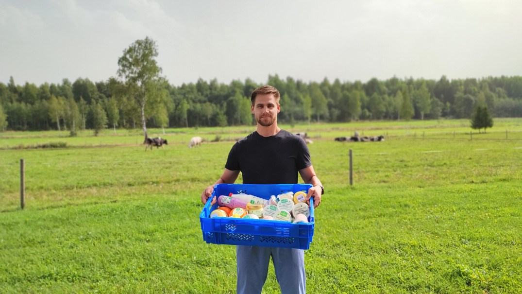 Pajumäe talu peremees Viljar Veidenberg karjamaal.