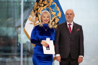 Ilona Osijärv pälvis presidendilt riikliku Valgetähe IV teenetemärgi. Foto: Raigo Pajula/Presidendi kantselei