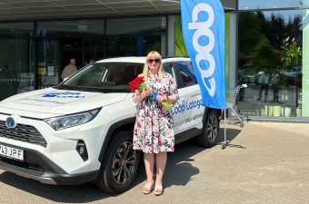 Coop Loto käigus loosime iga kuu välja ühe auto - Toyota RAV4 hübriidmaasturi. Mai kuu ostude põhjal võitis auto Harjumaal elav Katrin Kivisoo. Foto: Coop