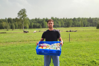 Pajumäe talu peremees Viljar Veidenberg karjamaal.