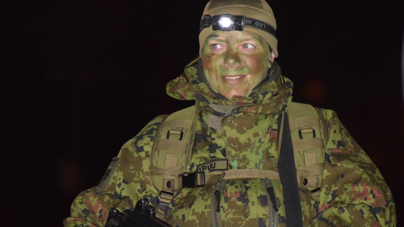 Coopi naiskodukaitsjad püssi ja panniga metsas