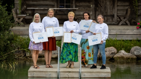Vasakult: Tiina Täht Võru Coop Maksimarketist (IV koht), Triin Pent Mustla Coop Konsumist (V koht), Hele Pilv Räpina Coop Konsumist (II koht), Kerli Pärna Rapla Coop Konsumist (I koht), Karoliine Sinijärv Tormi Coop Konsumist (III koht). 