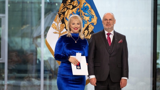 Ilona Osijärv pälvis presidendilt riikliku Valgetähe IV teenetemärgi. Foto: Raigo Pajula/Presidendi kantselei