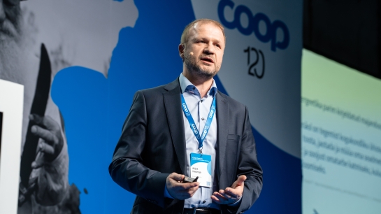 Märt Helmja esines Coopi juubelikonverentsil Coop Foorum juunis 2022. Foto: Joanna Jõhvikas