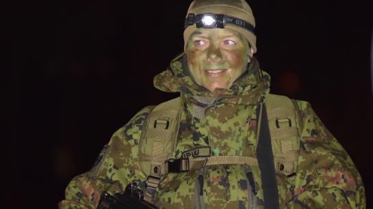 Coopi naiskodukaitsjad püssi ja panniga metsas