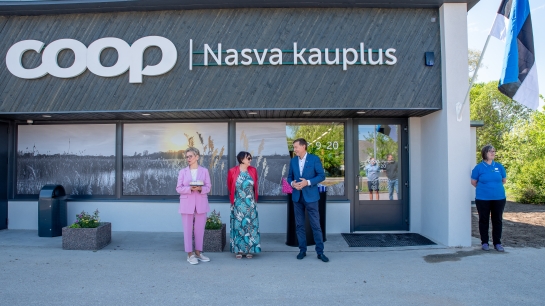 Pildil Saaremaa Tarbijate Ühistu kaubandusjuht Marika Mägi ning juhatuse liikmed Mai Takkis ja Kalle Koov