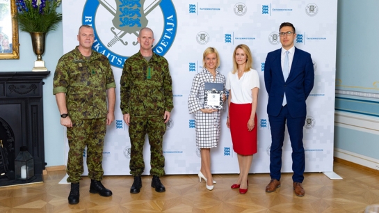 &quot;Riigikaitsjate toetaja&quot; tunnustuse üleandmine 19. juuni 2023. Foto: vbl Ardi Hallismaa / kaitsevägi