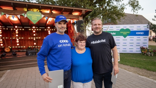 Kogukonna hing 2024 tiitli võitja Malle Visselile auhinna üleandmine. Vasakul Ranno Pajuri, keskel Malle Vissel, paremal Hindrek Riikoja. Foto: Sven Arbet (Maaleht, Delfi Meedia AS)