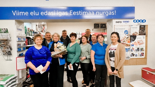 Auhind anti kaupluse kollektiivile üle Coopi Värska kaupluses. Foto: Coop Põlva