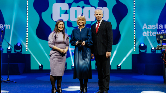 Coopi nimel võtsid auhinna vastu keskühistu turundusjuht Kaili Kahl (keskel) ja kommunikatsioonijuht Siiri Liiva (vasakul). Foto: Rauno Liivand