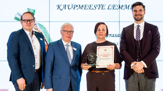 Coop Eesti ostudirektor (vasakpoolseim) andis üle kaupmeeste lemmikule auhinna.