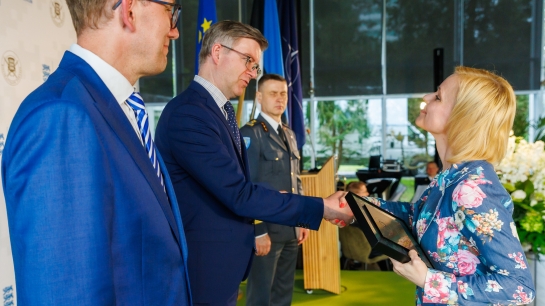 Riigikaitse toetaja tunnustuse andsid Coopi personalidirektorile Kerstin Jaanile üle peaminister Kristen Michal ja kaitseministeeriumi kantsler Kaimo Kuusk. Foto: Arno Mikkor
