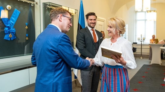 1989. aastast Hiiumaa Tarbijate Ühistus tegutsenud Kaja Antons sai tunnustuse suure panuse eest regionaalarengu edendamisel. Foto: Aron Urb (Riigikantselei)