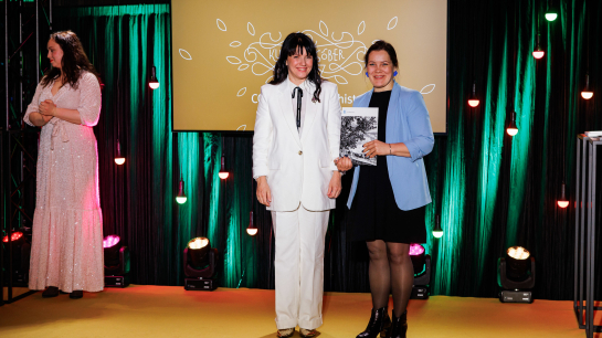 Coopile andis tunnustuse üle kultuuriminister Heidy Purga (vasakul). Selle võttis vastu kommunikatsioonijuht Siiri Liiva. Foto: Rasmus Kooskora / kultuuriministeerium Coopile andis tunnustuse üle kultuuriminister Heidy Purga (vasakul). Selle võttis vastu kommunikatsioonijuht Siiri Liiva. Foto: Rasmus Kooskora / kultuuriministeerium