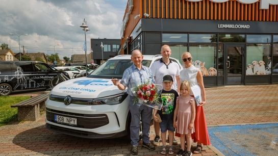 Võiduautot tuli Ain 16. juulil Vändra Konsumi ette vastu võtma koos pojaperega. Lapselaps Joosep oli temaga ka võidukõne saamise hetkel. Foto: Õhtuleht