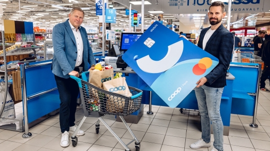 Coop Eesti juhatuse esimees Rainer Rohtla ja Coop Panga erakliendipanganduse juht Karel Parve tutvustavad uusi pakette.