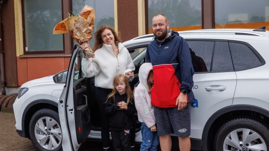Coop Loto 80. loosiauto võtmeid vastu võtma tulnud Kairit saatis terve pere. Foto: Õhtuleht
