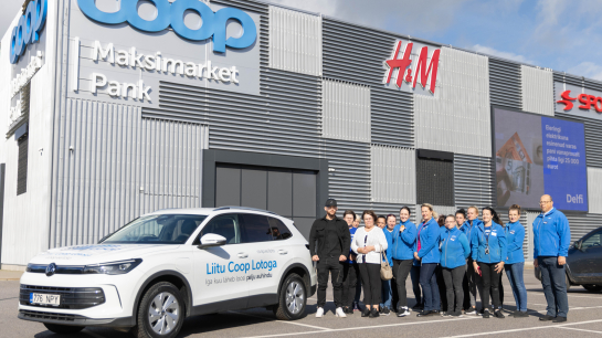 Coop Loto 81. autovõitjat õnnitles ka suur osa Jõhvi Maksimarketi töötajatest. Coop Loto 81. autovõitjat õnnitles ka suur osa Jõhvi Maksimarketi töötajatest.