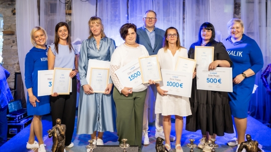 Coopi 2025. aasta parimad teenindajad koos personalidirektori Kerstin Jaaniga, Coop Eesti juhatuse esimehe Rainer Rohtla ja koolitusjuhi Ruta Vainaruga. Foto: Erlend Štaub