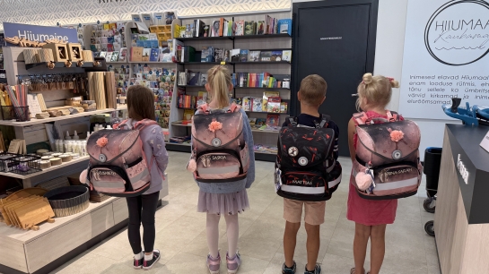 Coop Hiiumaa jagab oma töötajate esimesse klassi minejatele nimelisi ranitsaid. Foto: Jaana Lepamaa