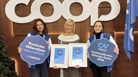 Kaubandussektori ihaldusväärseima tööandja tiitli võttis CVKeskus.ee esindajatelt vastu Coop Eesti Keskühistu personalidirektor Kerstin Jaani (keskel). Foto: Marit Liik/Coop Eesti