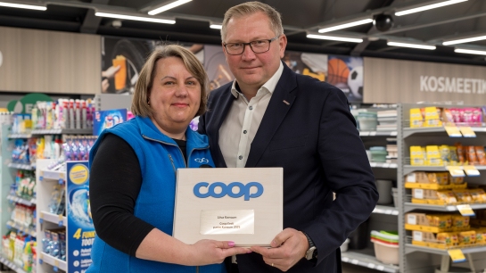 Coop Eesti Keskühistu juhatuse esimees Rainer Rohtla andis 13. aprillil Liiva Konsumile üle 2025. aasta parima Konsumi autahvli. Foto: Coop Saaremaa Coop Eesti Keskühistu juhatuse esimees Rainer Rohtla andis 13. aprillil Liiva Konsumile üle 2025. aasta parima Konsumi autahvli. Foto: Coop Saaremaa